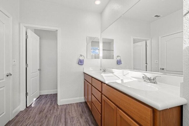 Building Photo - Beautiful Solar 3/2 located in Roseville! Across from Park! Gated Community!