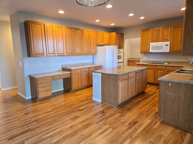 Building Photo - Large 4 bed with study and loft  in Vista Pointe