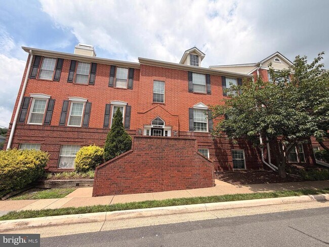 Building Photo - 666 Gateway Dr SE