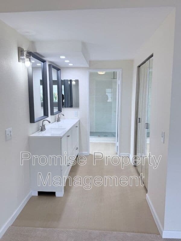 Building Photo - 1320 La Miranda Ave