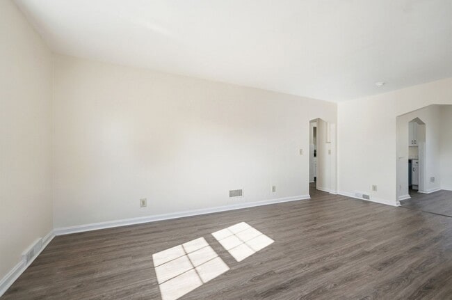 Building Photo - Charming Covedale Duplex