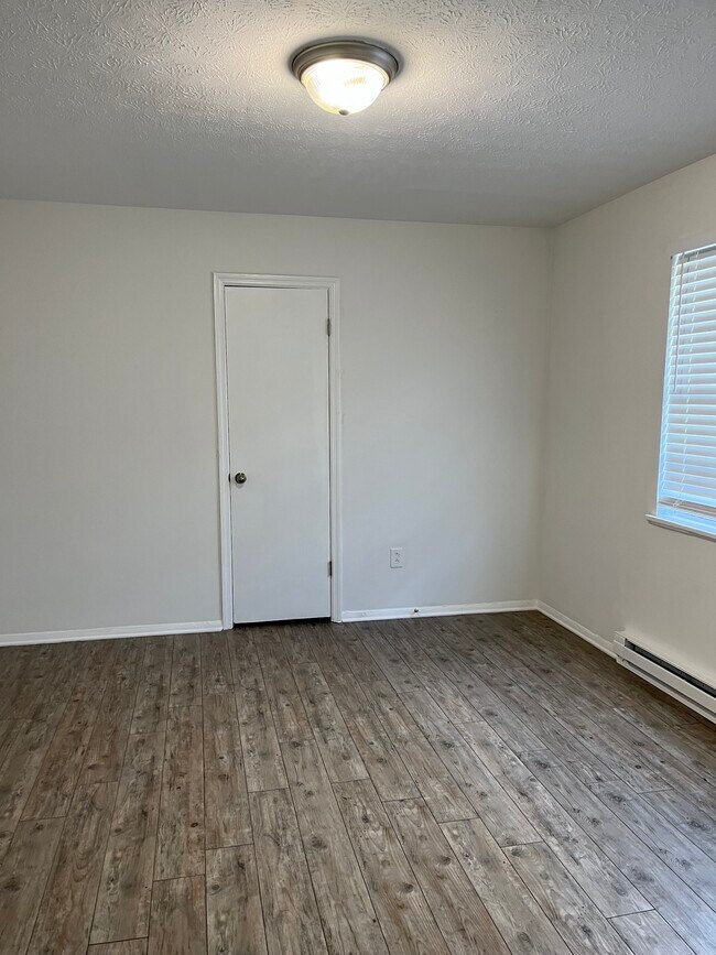 Building Photo - 409 Lily St