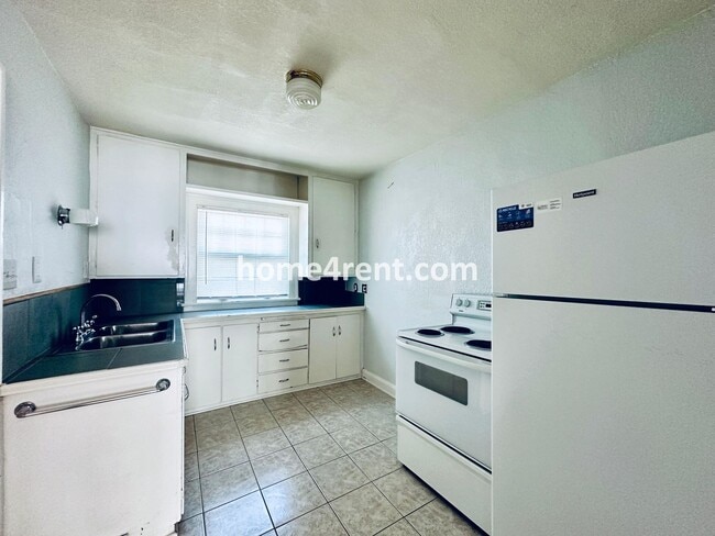 Building Photo - First Level Condo, Just Off the Plaza with...