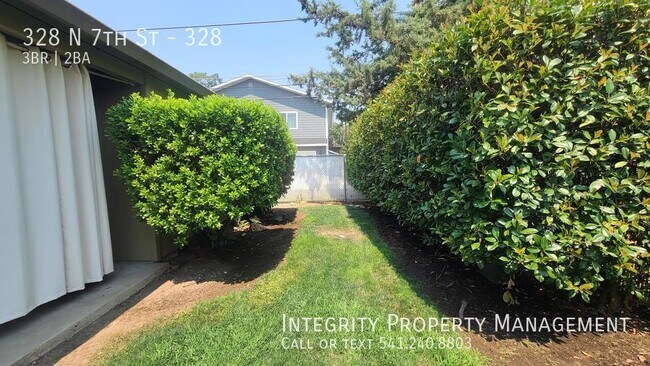 Building Photo - 328 N 7th St