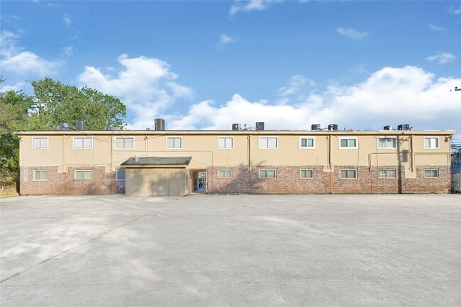 Building Photo - 107 E Willowick Ave