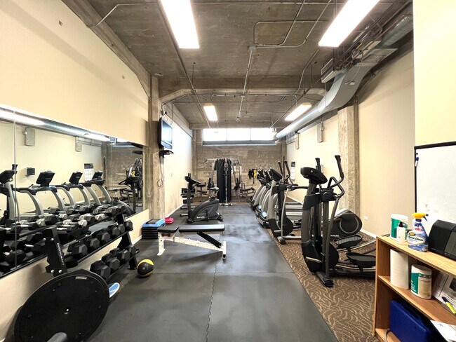 Building Photo - 210 S Desplaines St