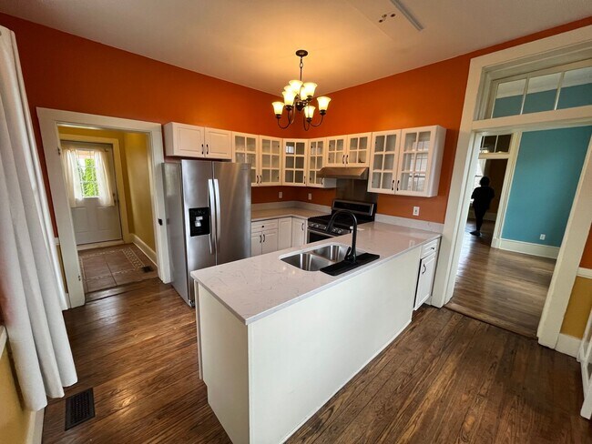 Building Photo - Premium location!  Downtown 3BR 2.5BA with 2 car garage