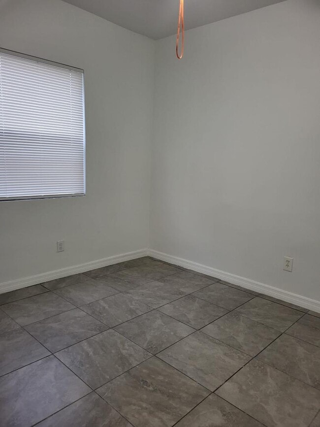 Building Photo - 1013 State St