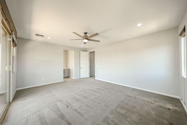 Building Photo - Beautiful 5bedrooms-2Baths Modern Style Home!