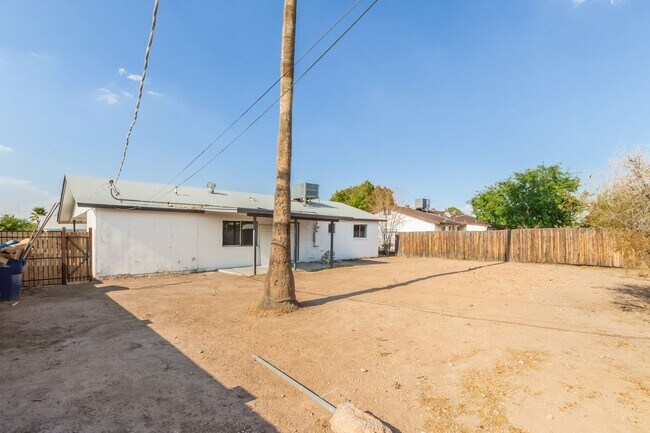 Building Photo - 1611 W 5th St