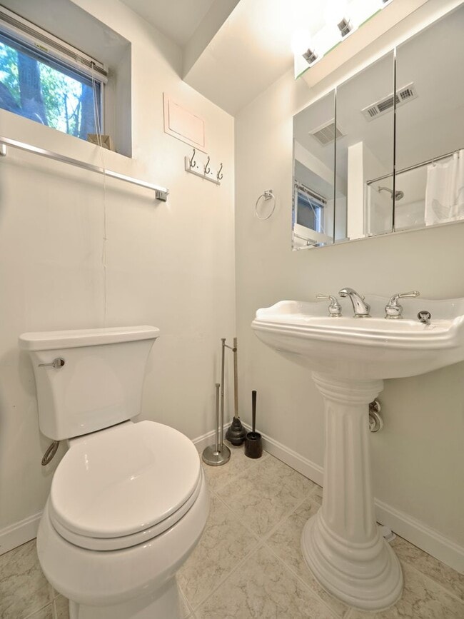 Building Photo - Charming and private 3BR, 2FB home located...