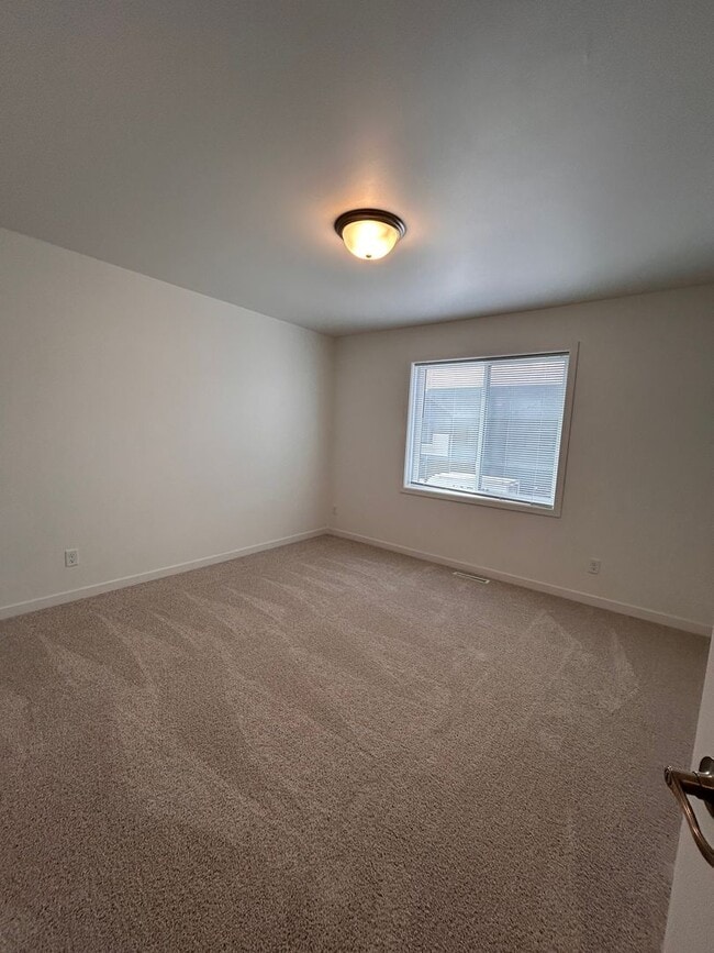 Building Photo - 3 Bed 3 Bath TownHome