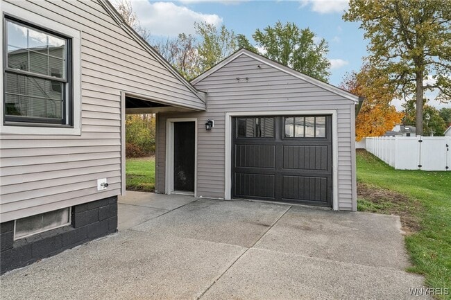 Building Photo - 1665 Maple Rd