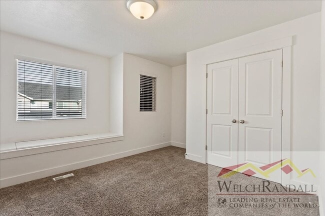 Building Photo - Live in Style – 3 Bed, 2.5 Bath Townhome i...