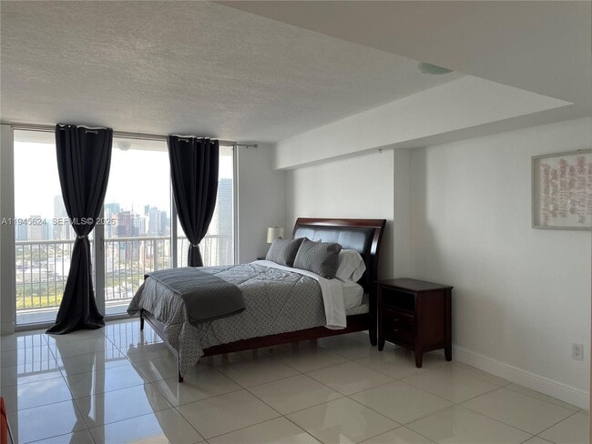 Building Photo - 1750 N Bayshore Dr