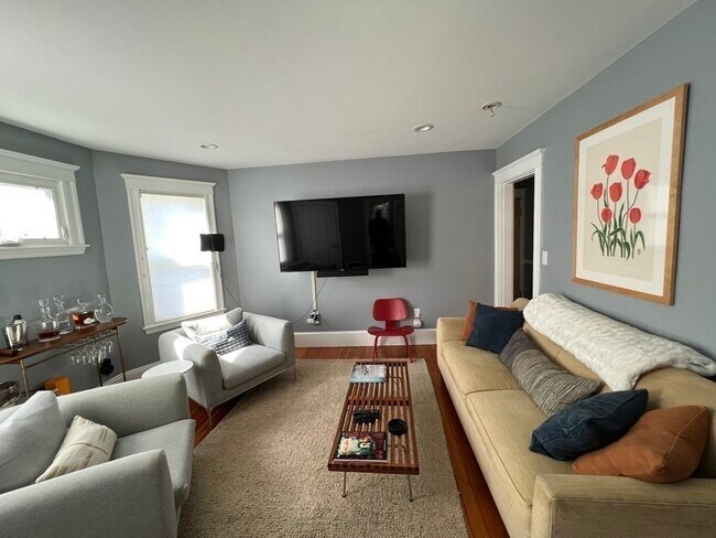 Building Photo - 344 Centre St