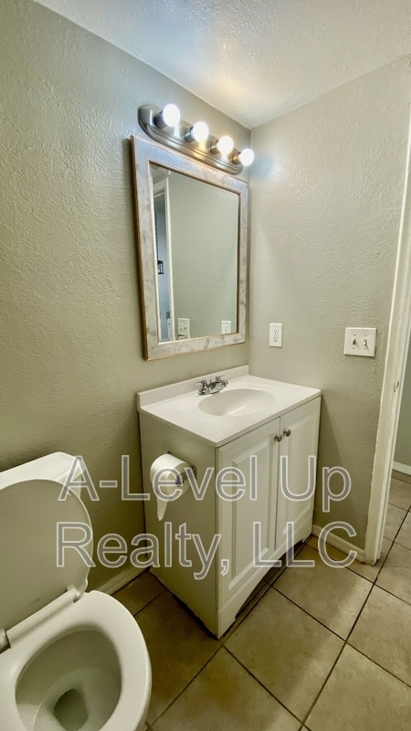 Building Photo - 403 E Thoroughbred St