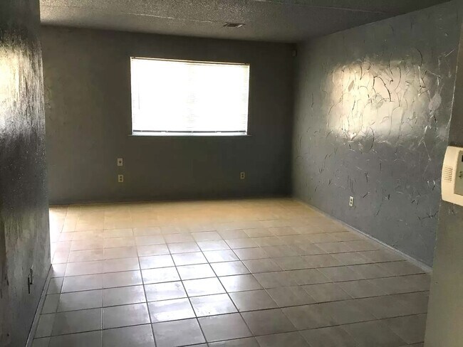 Building Photo - 1/2 OFF FIRST MONTHS RENT!  Great 3 Bed 1 ...