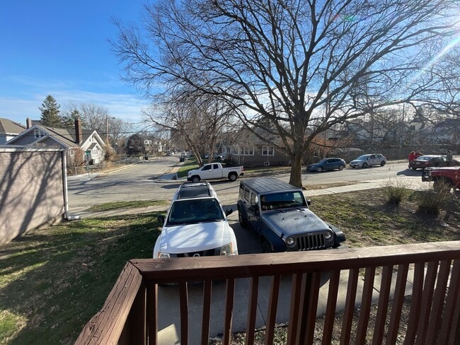 Building Photo - 3BR Duplex Midtown- June 1 move-in