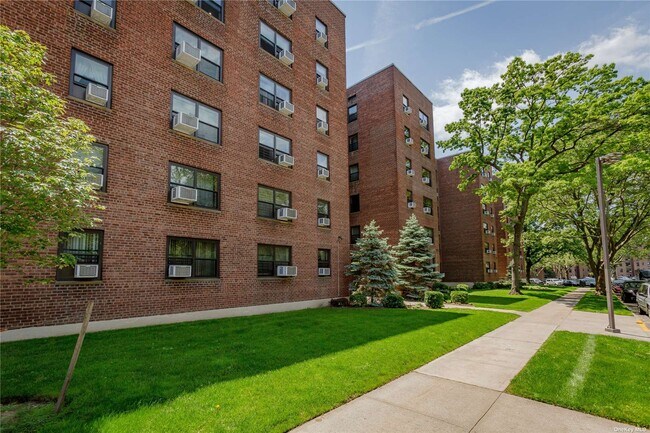 Building Photo - 211-6 75th Ave