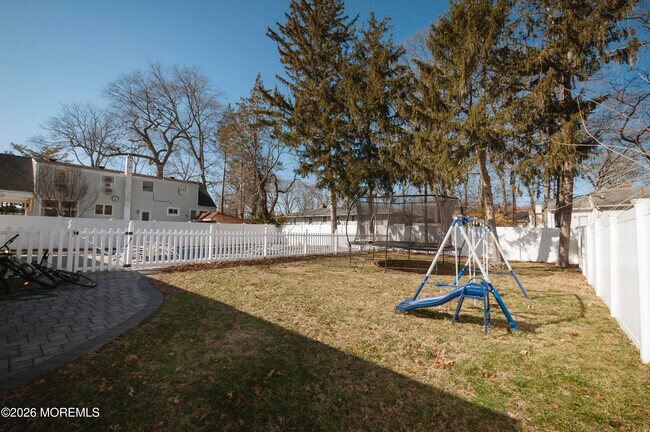 Building Photo - 295 Roosevelt Ave