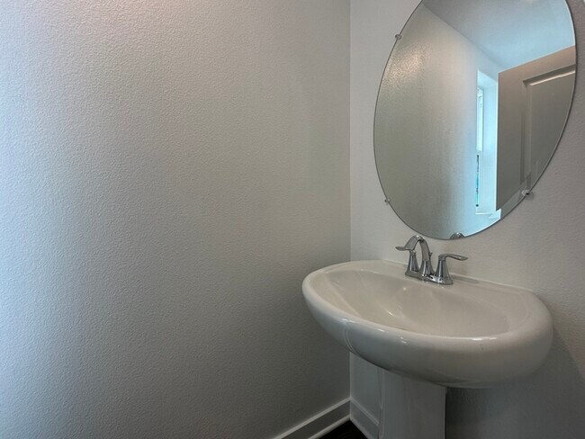 Building Photo - Gorgeous 3 Bedroom 2.5 Bathrooms