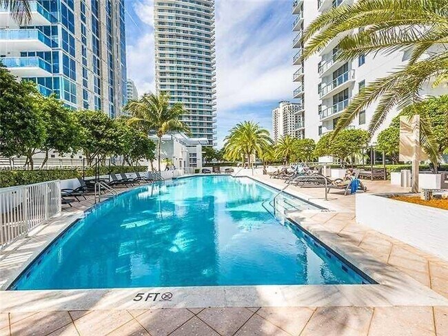 Building Photo - 1060 Brickell Ave