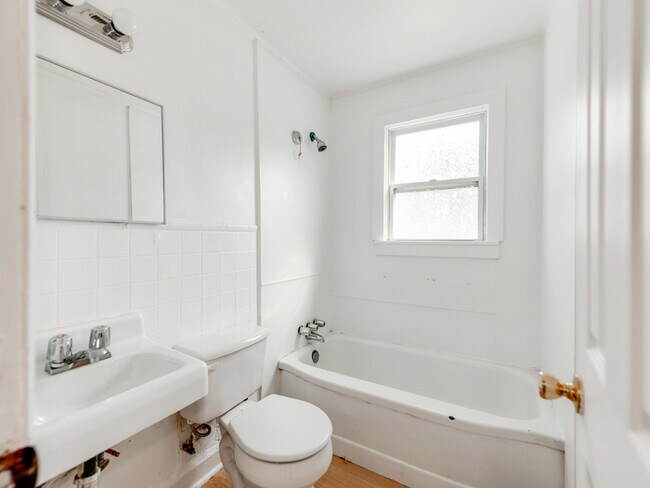 Building Photo - Charming Duplex
