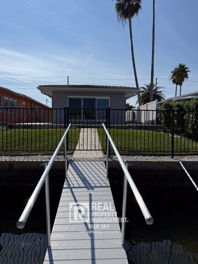 Building Photo - 4717 Floramar Terrace