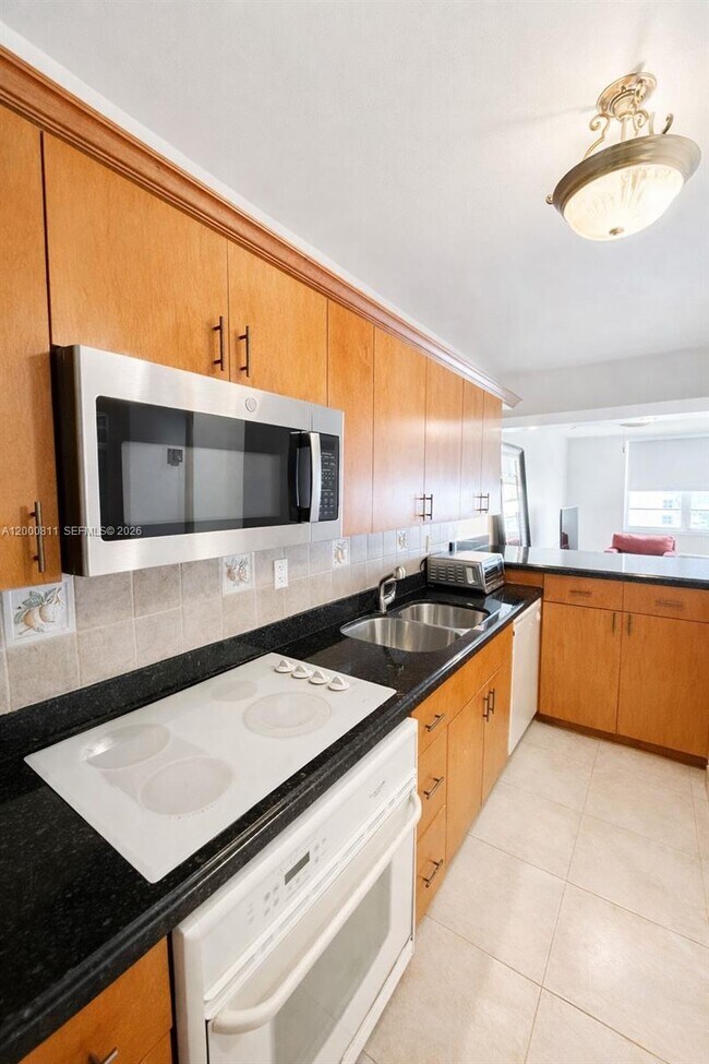 Building Photo - 100 Lincoln Rd