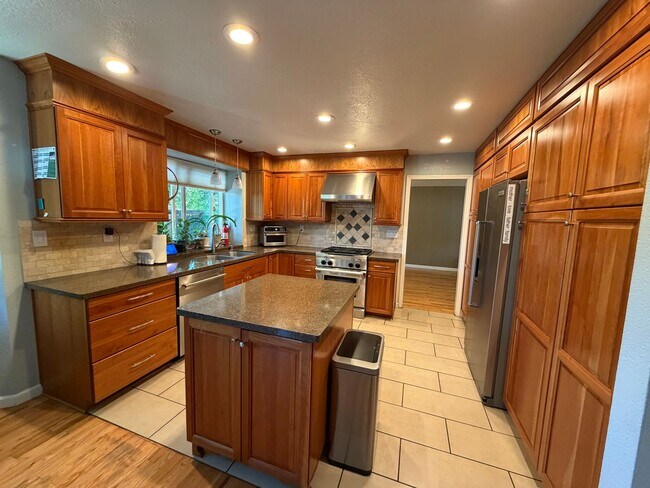 Building Photo - 3113 Sweet Clover St