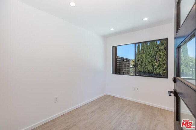 Building Photo - 8012 Zeus Dr
