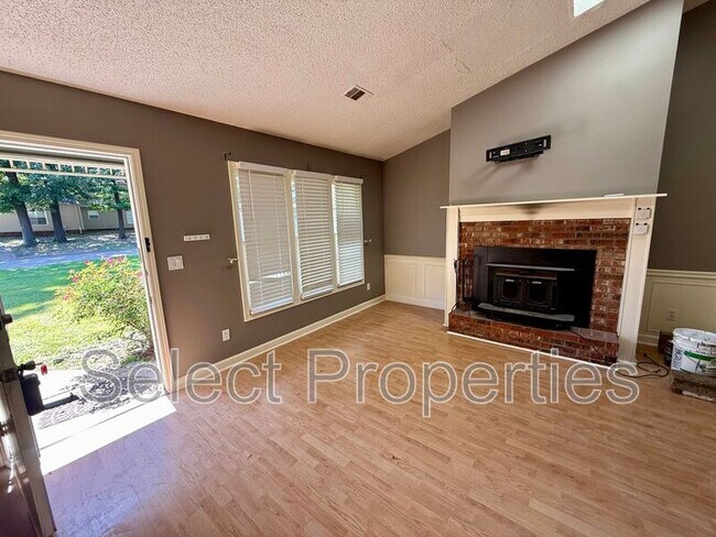 Building Photo - 1401 Elmdale Pl