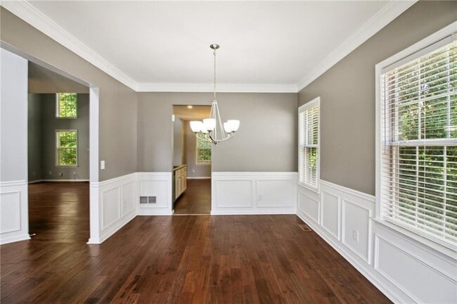 Building Photo - 2011 Chelton Way SE