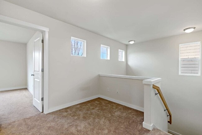 Building Photo - Enjoy this immaculate home in a park-like setting showcasing the beauty of the Issaquah Highland ...