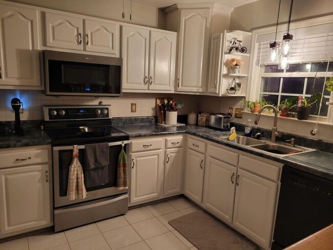 Building Photo - 3 Bedroom Waterfront Ranch Home Ashbrook S...