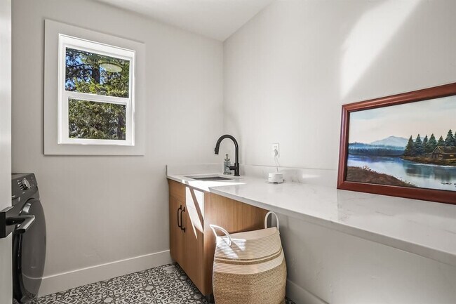 Building Photo - 1013 Yew Wood St