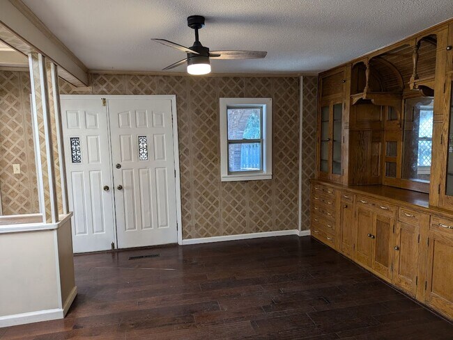 Building Photo - First Floor 3 Bed 2 Bath Apartment