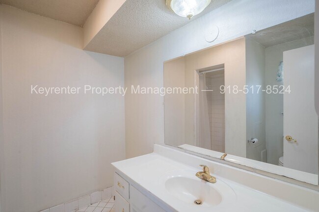 Building Photo - 3 Bed | 2 Bath in South Tulsa!