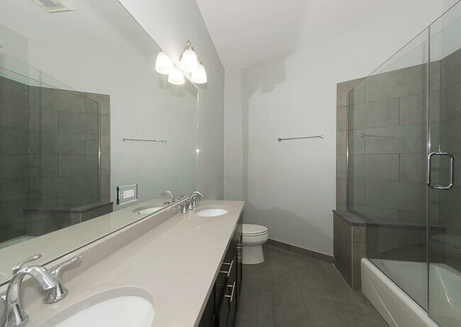 Building Photo - 520 N Western Ave