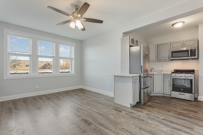 Building Photo - 1521 W Sherwin Ave