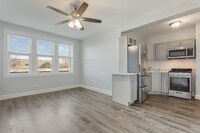 Building Photo - 1521 W Sherwin Ave