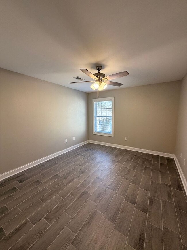 Building Photo - Newly Renovated!