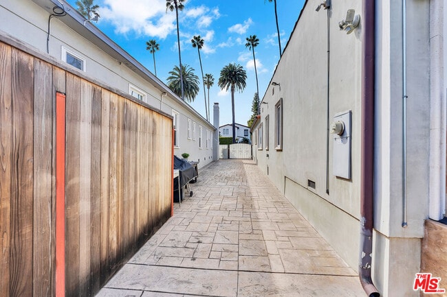 Building Photo - 326 N Doheny Dr