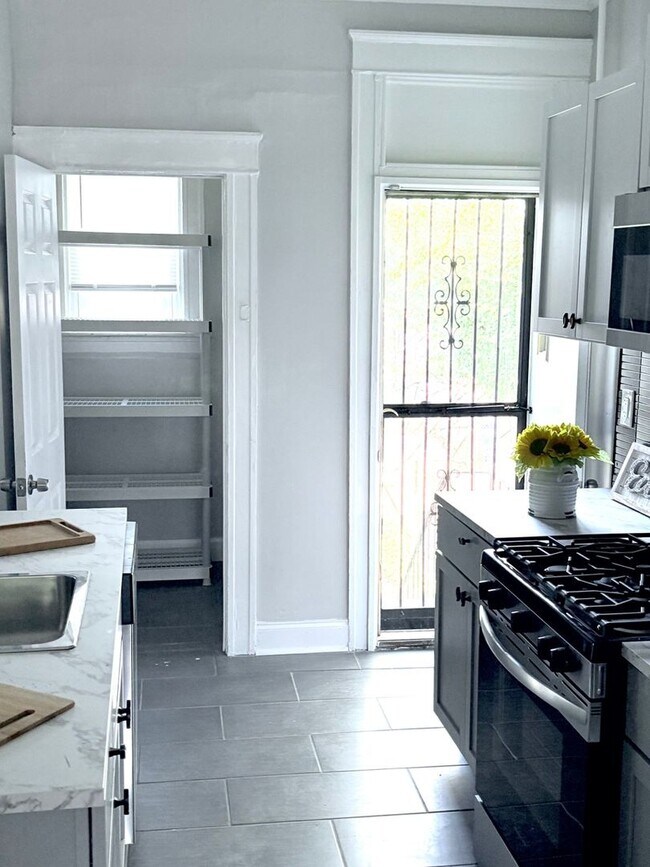 Building Photo - Charming 3BR Townhome in Baltimore Lake Montelbello