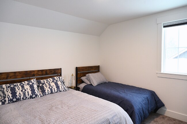 Building Photo - 180 Dustarr Ln