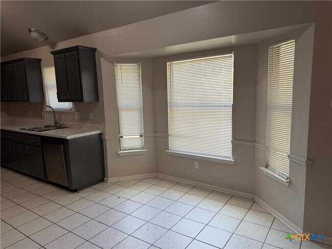 Building Photo - 916 Whirlaway Dr