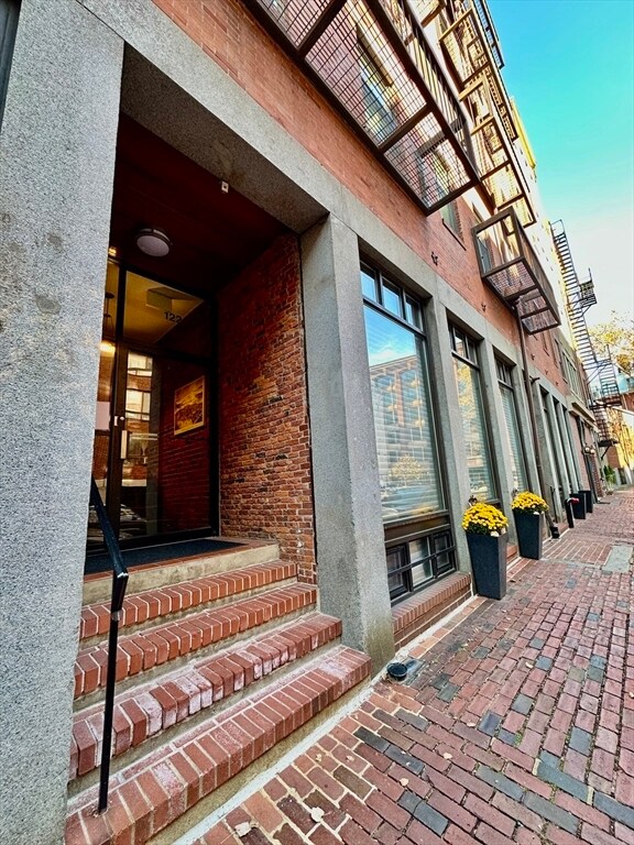 Building Photo - 122 Fulton St