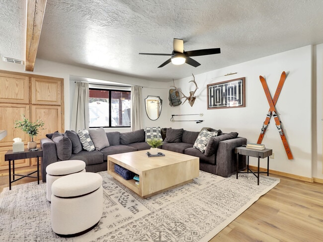 Building Photo - 656 Aspen Dr