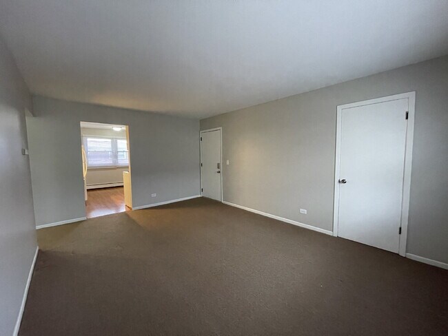 Building Photo - FRESHLY PAINTED 2BR, 1BA condo, close to RT59 shopping and restaurants. NAPERVILLE 203 SCHOOLS!